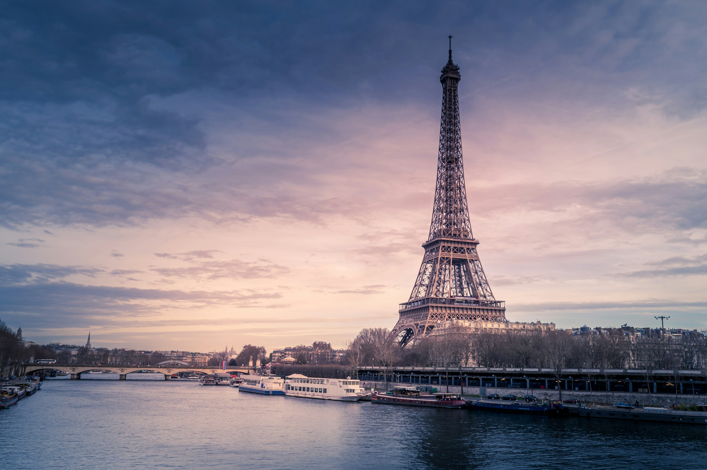 Tour Eiffel à Paris au crépuscule